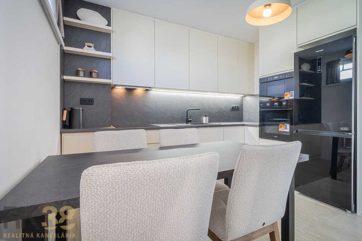 Na prenájom kompletne zariadený 4-izbový apartmán s dvomi terasami — foto 4