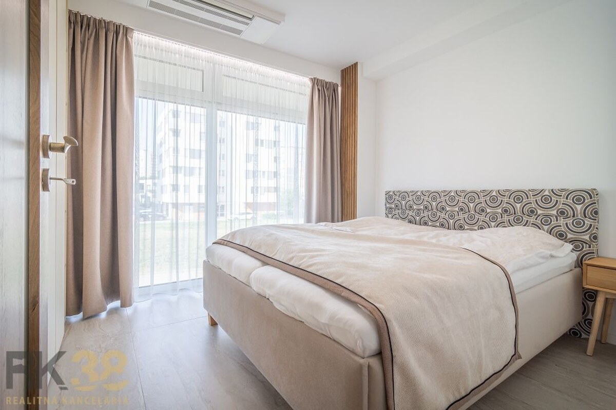 Na prenájom kompletne zariadený 4-izbový apartmán s dvomi terasami — foto 5