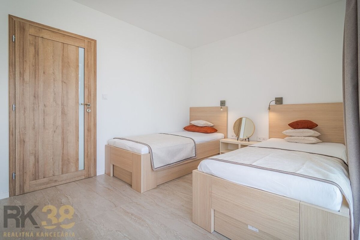 Na prenájom kompletne zariadený 4-izbový apartmán s dvomi terasami — foto 6