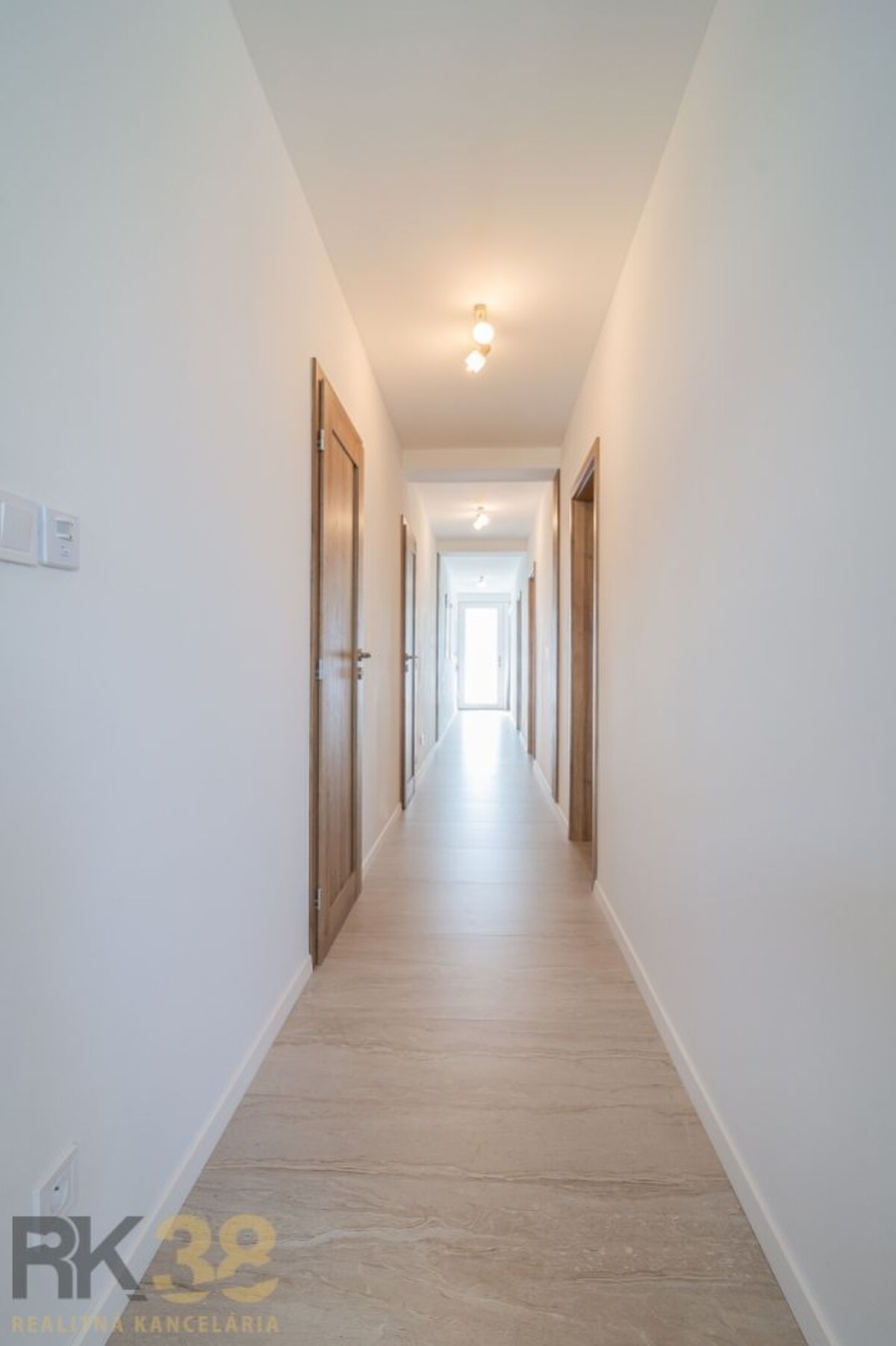 Na prenájom kompletne zariadený 4-izbový apartmán s dvomi terasami — foto 8