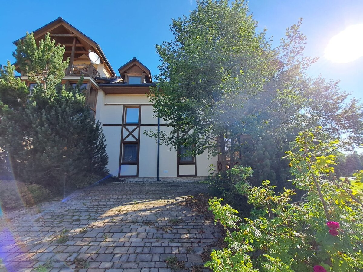 Priestranný apartmán v Starej Lesnej na prenájom — foto 17