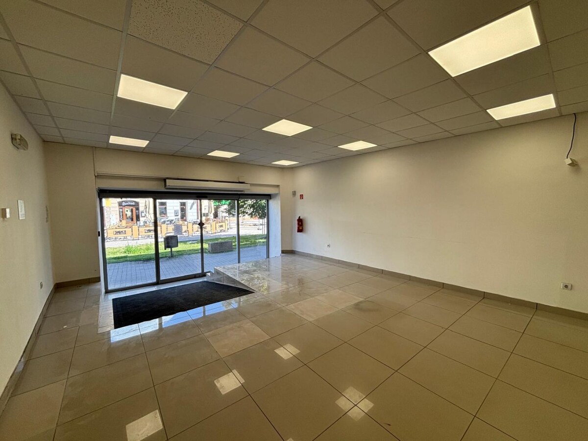 Na prenájom obchodný priestor s výkladom a parkovaním v centre mesta — foto 2