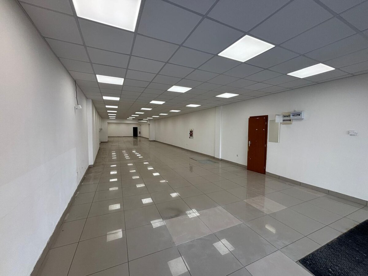 Na prenájom obchodný priestor s výkladom a parkovaním v centre mesta — foto 4