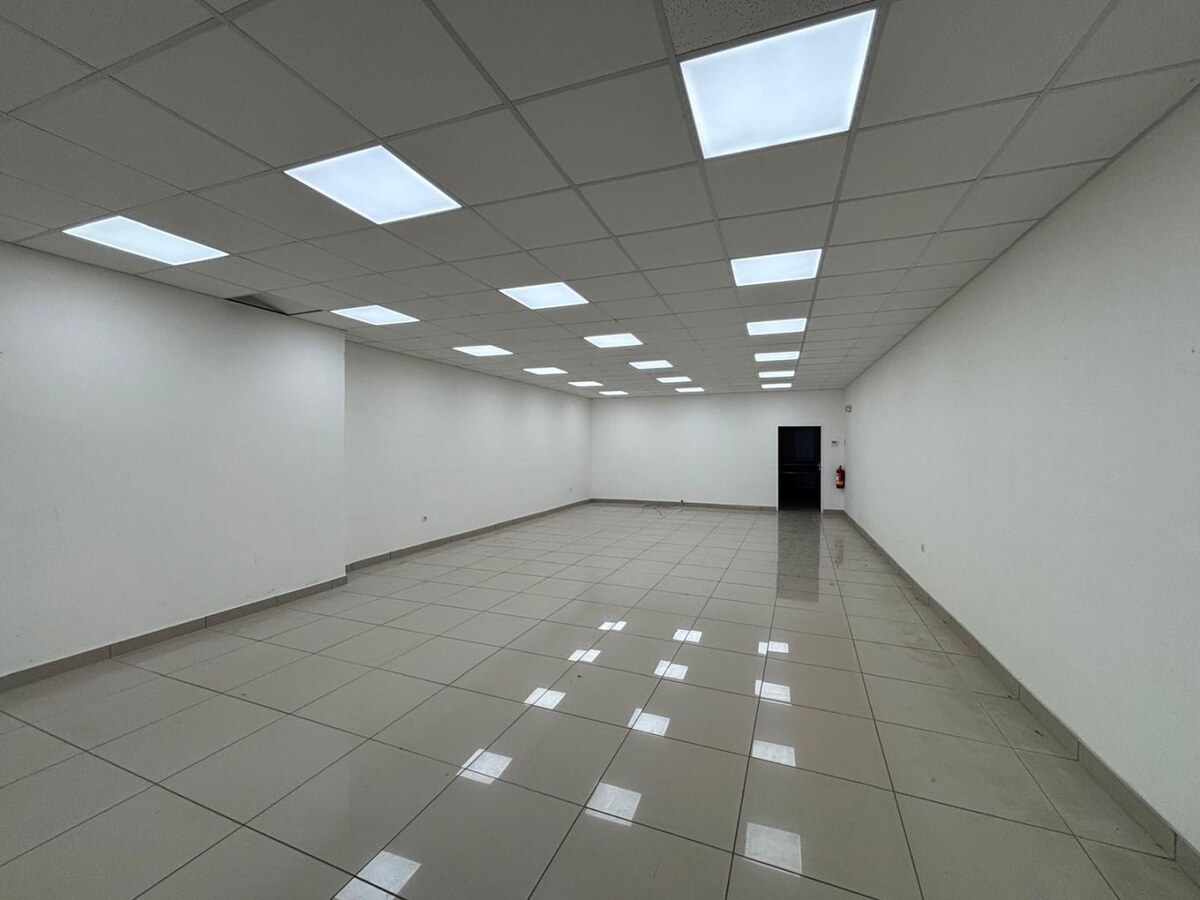 Na prenájom obchodný priestor s výkladom a parkovaním v centre mesta — foto 5