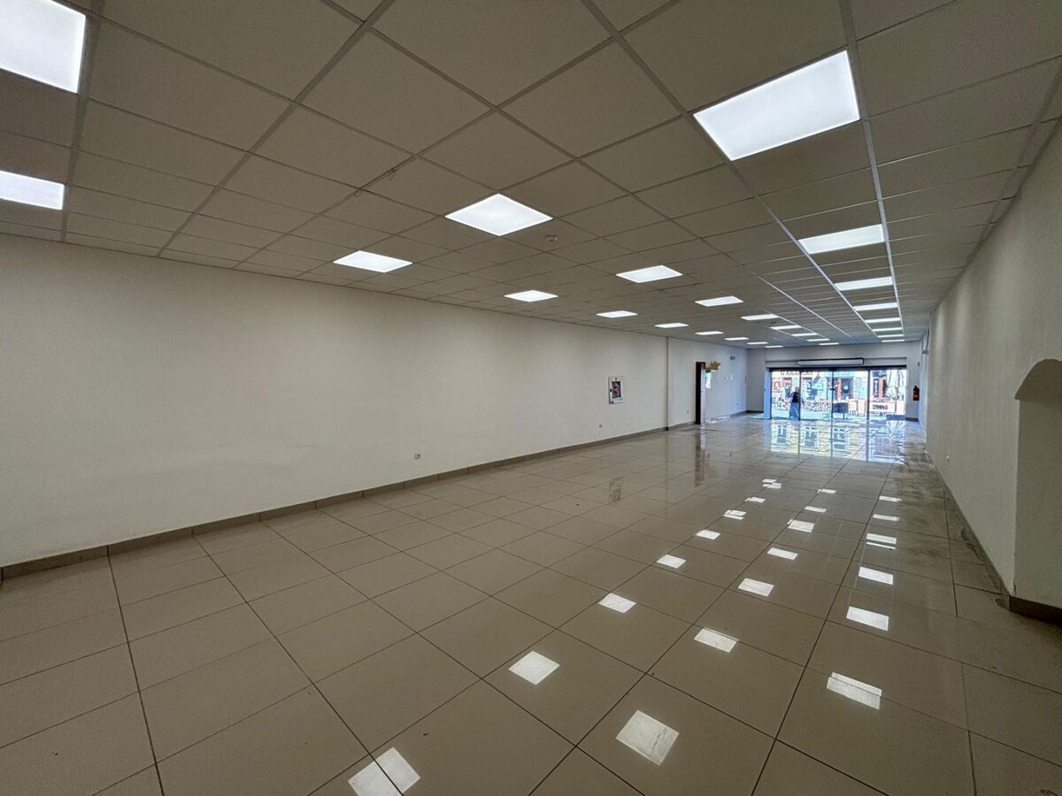 Na prenájom obchodný priestor s výkladom a parkovaním v centre mesta — foto 6