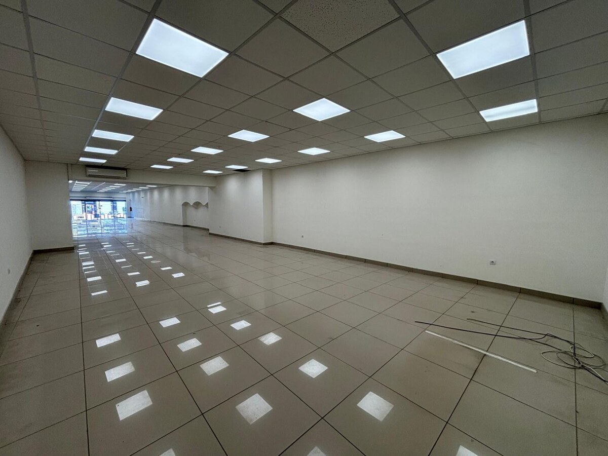 Na prenájom obchodný priestor s výkladom a parkovaním v centre mesta — foto 7