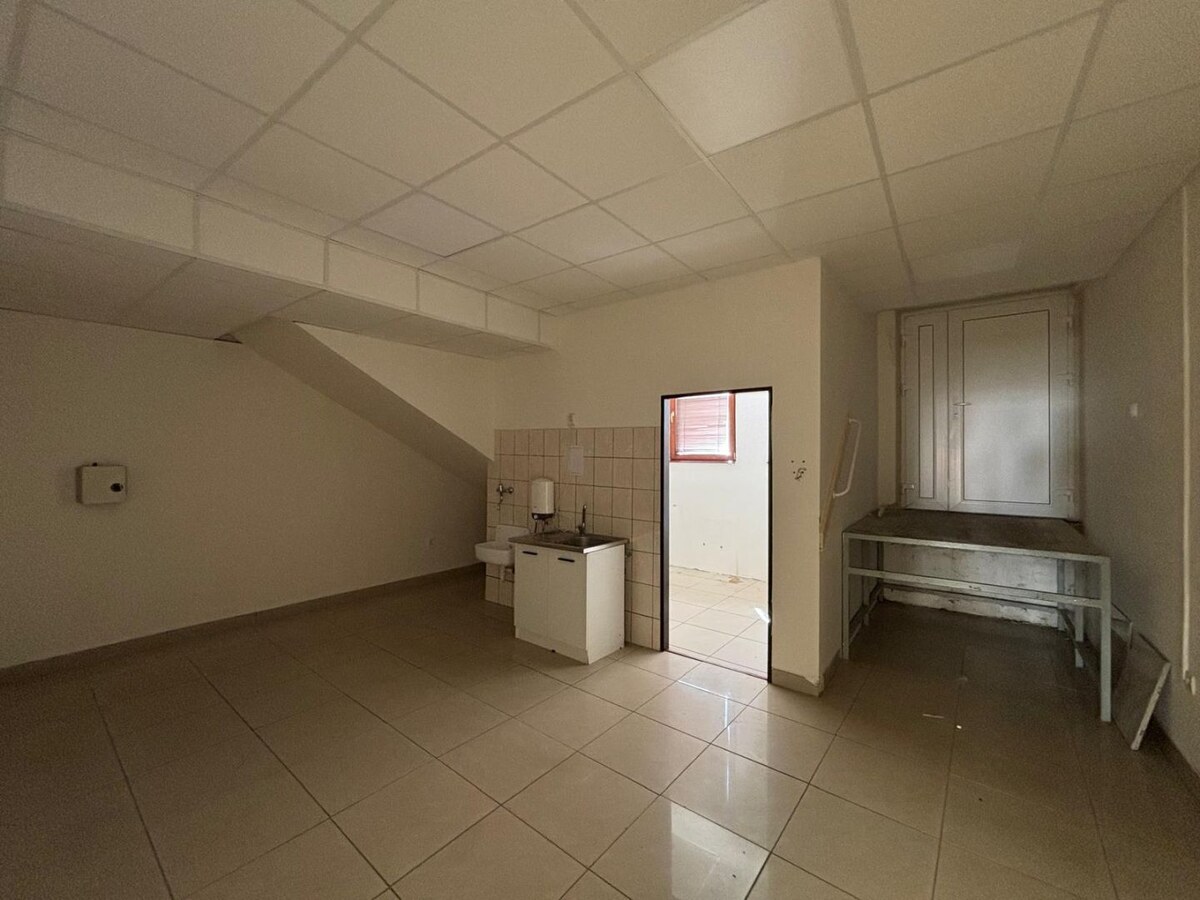Na prenájom obchodný priestor s výkladom a parkovaním v centre mesta — foto 8