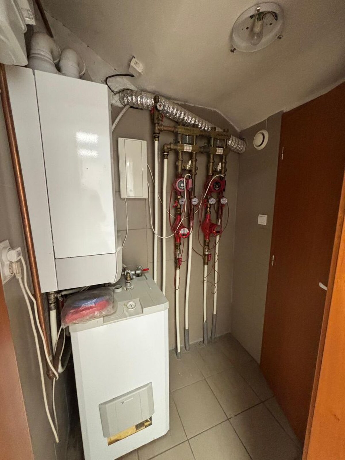 Na prenájom obchodný priestor s výkladom a parkovaním v centre mesta — foto 9