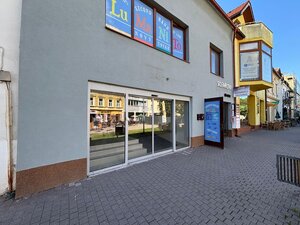 Na prenájom obchodný priestor s výkladom a parkovaním v centre mesta — foto 1