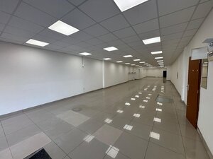 Na prenájom obchodný priestor s výkladom a parkovaním v centre mesta — foto 3