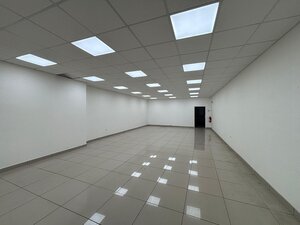 Na prenájom obchodný priestor s výkladom a parkovaním v centre mesta — foto 5