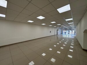 Na prenájom obchodný priestor s výkladom a parkovaním v centre mesta — foto 6