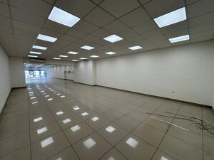 Na prenájom obchodný priestor s výkladom a parkovaním v centre mesta — foto 7