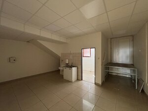 Na prenájom obchodný priestor s výkladom a parkovaním v centre mesta — foto 8