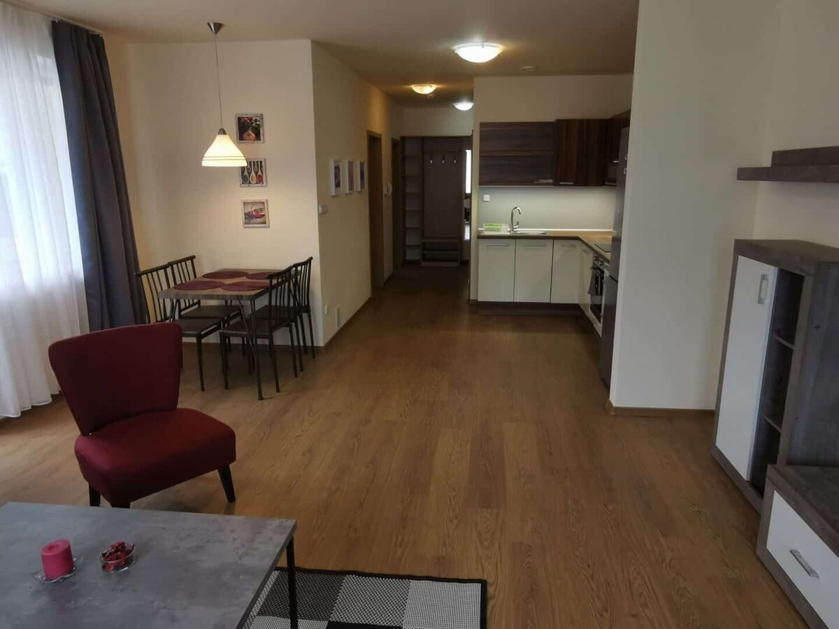 Veľmi pekný 2-izbový byt s terasou v širšom centre Popradu na prenájom — foto 2