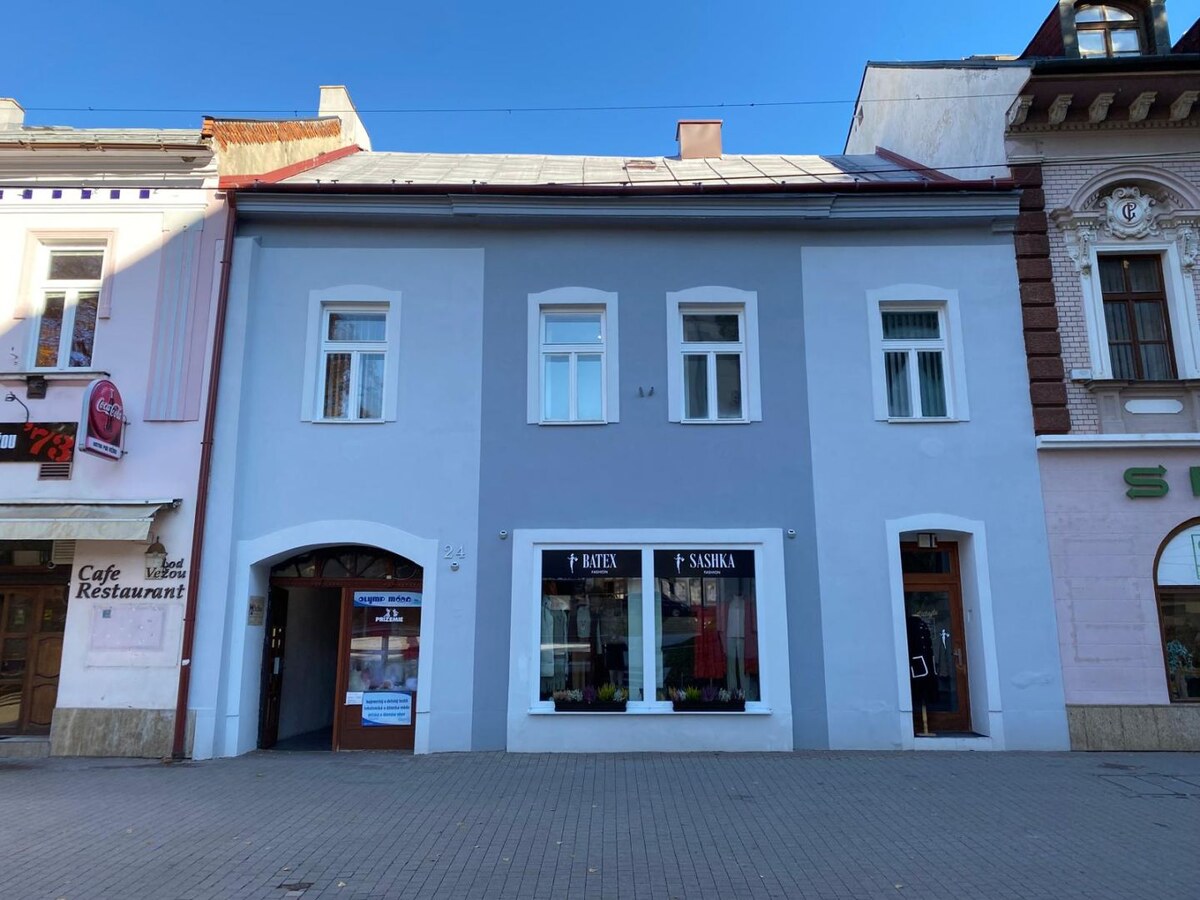 Administratívne a obchodné priestory v budove na námestí v Poprade