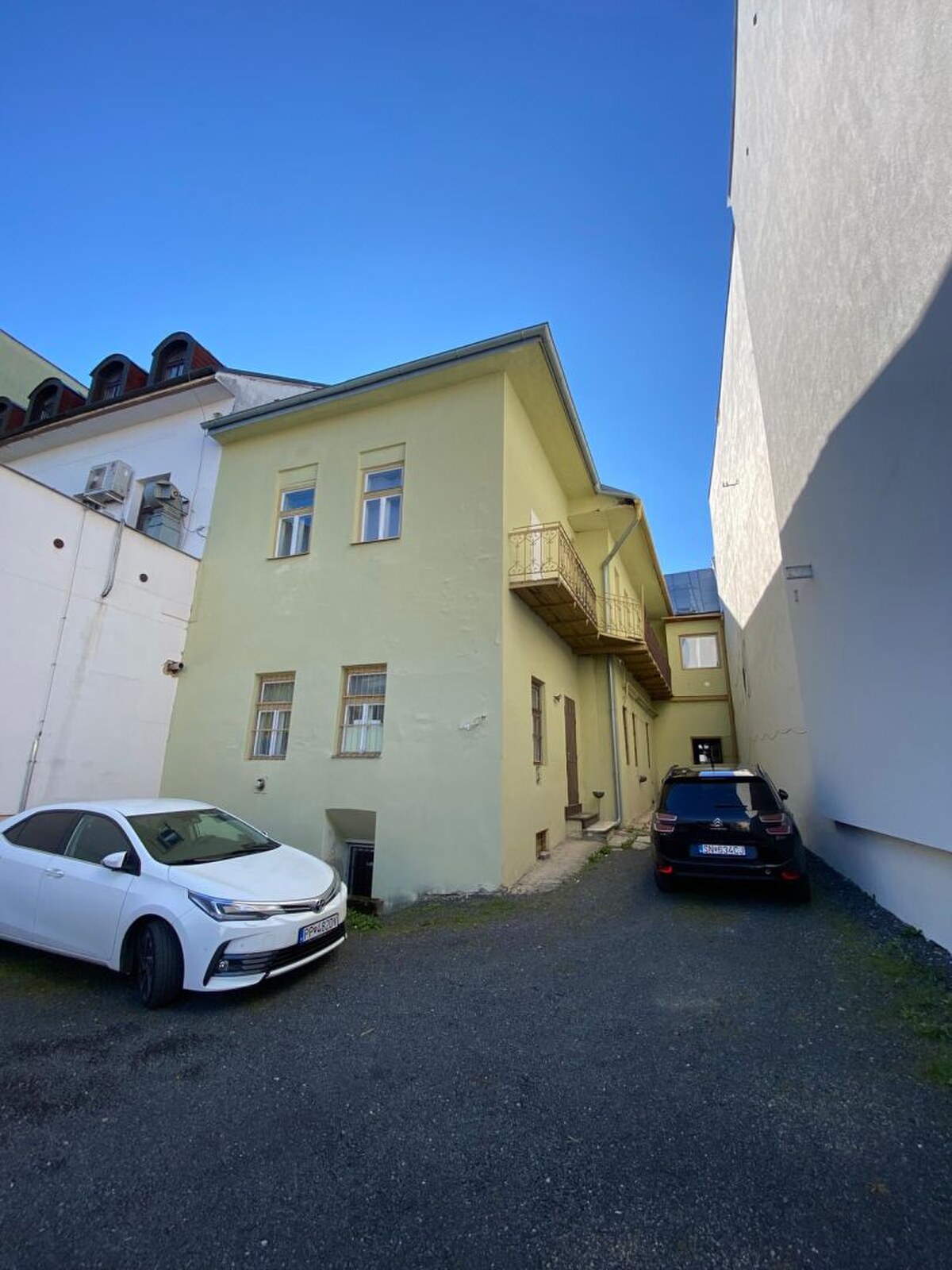 Administratívne a obchodné priestory v budove na námestí v Poprade — foto 6