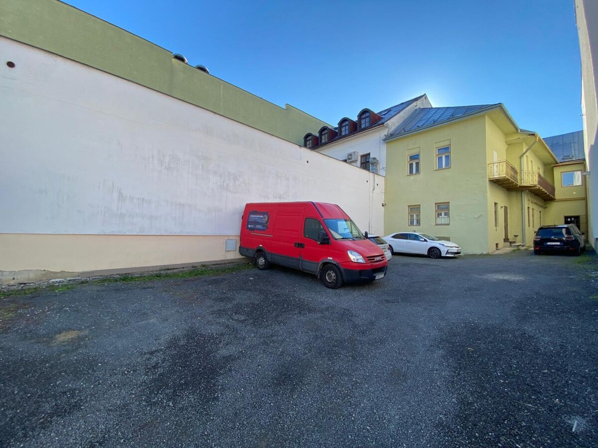 Administratívne a obchodné priestory v budove na námestí v Poprade — foto 7