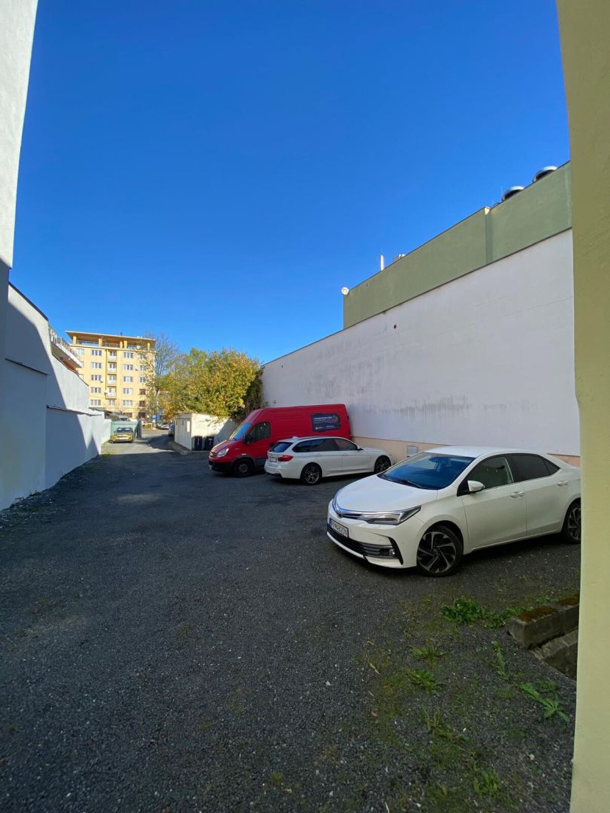 Administratívne a obchodné priestory v budove na námestí v Poprade — foto 8