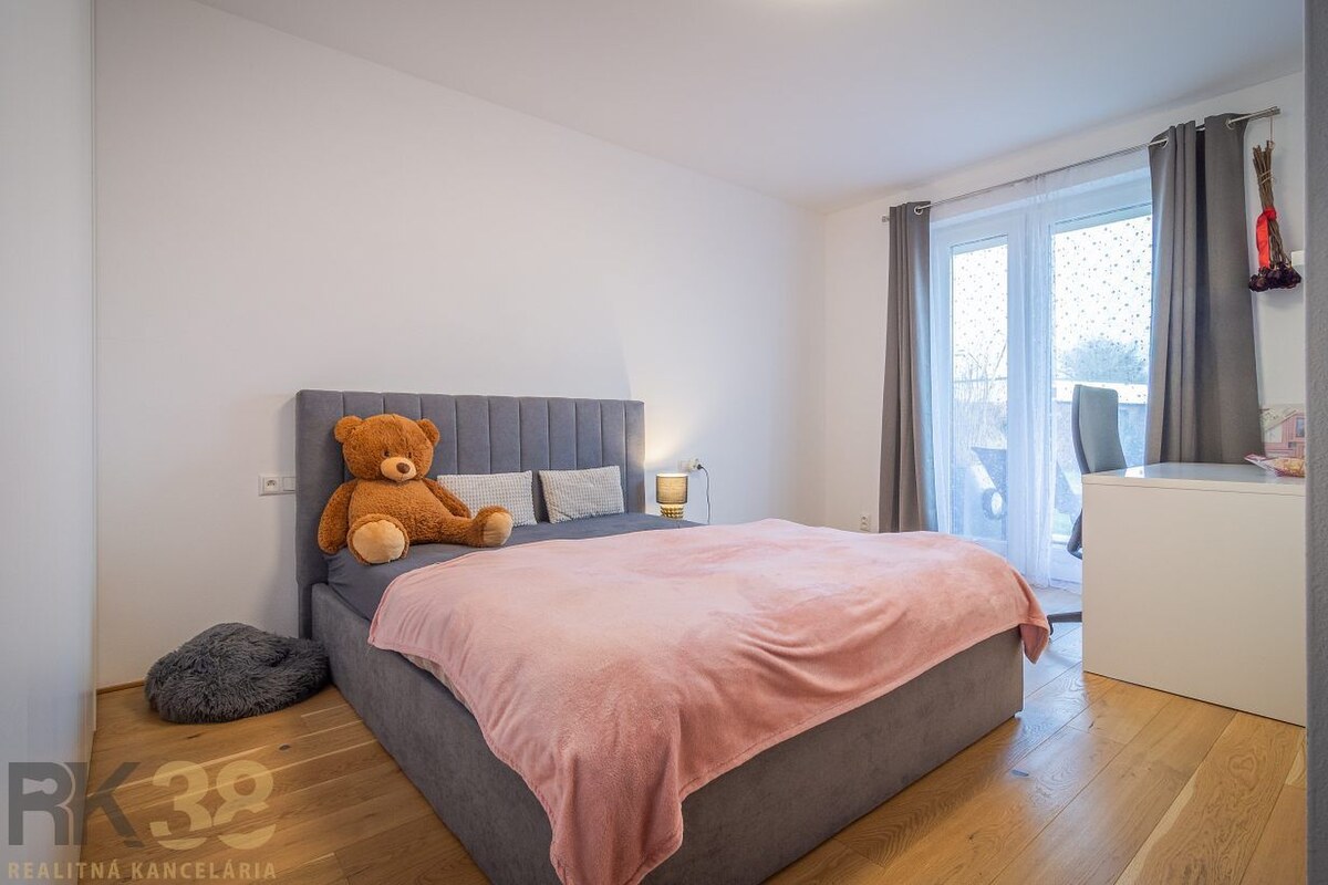 Nadčasový 5-izbový rodinný dom vo Veľkom Slavkove — foto 16