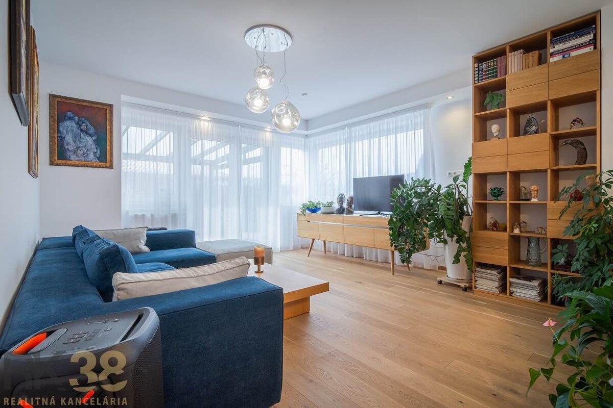 Nadčasový 5-izbový rodinný dom vo Veľkom Slavkove — foto 7