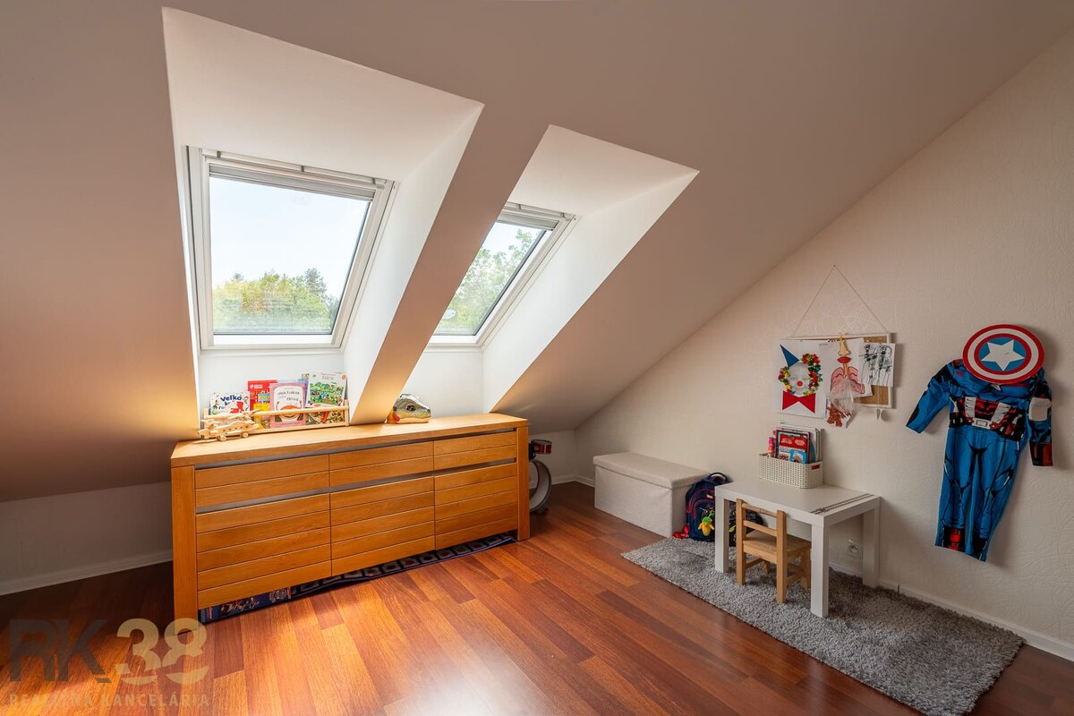 Exkluzívny 3-izbový podkrovný byt s krbom a balkónom — foto 10
