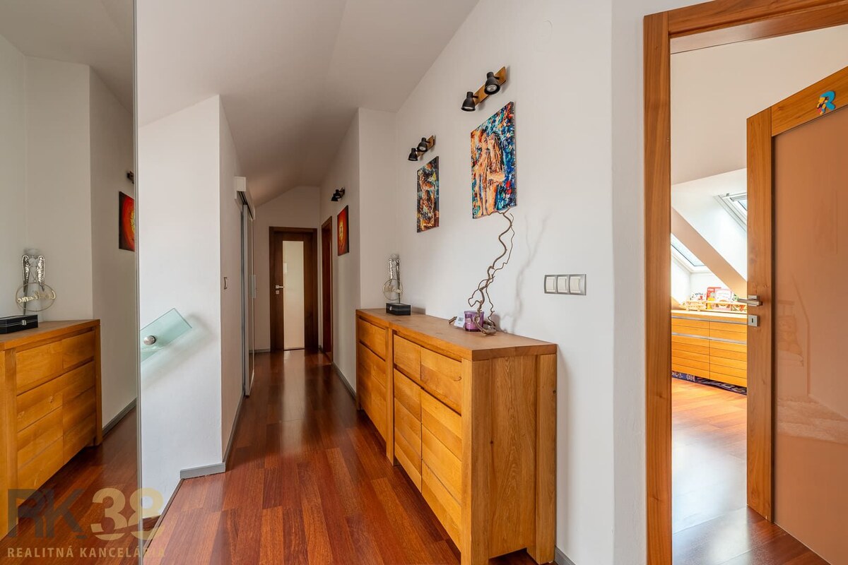 Exkluzívny 3-izbový podkrovný byt s krbom a balkónom — foto 11