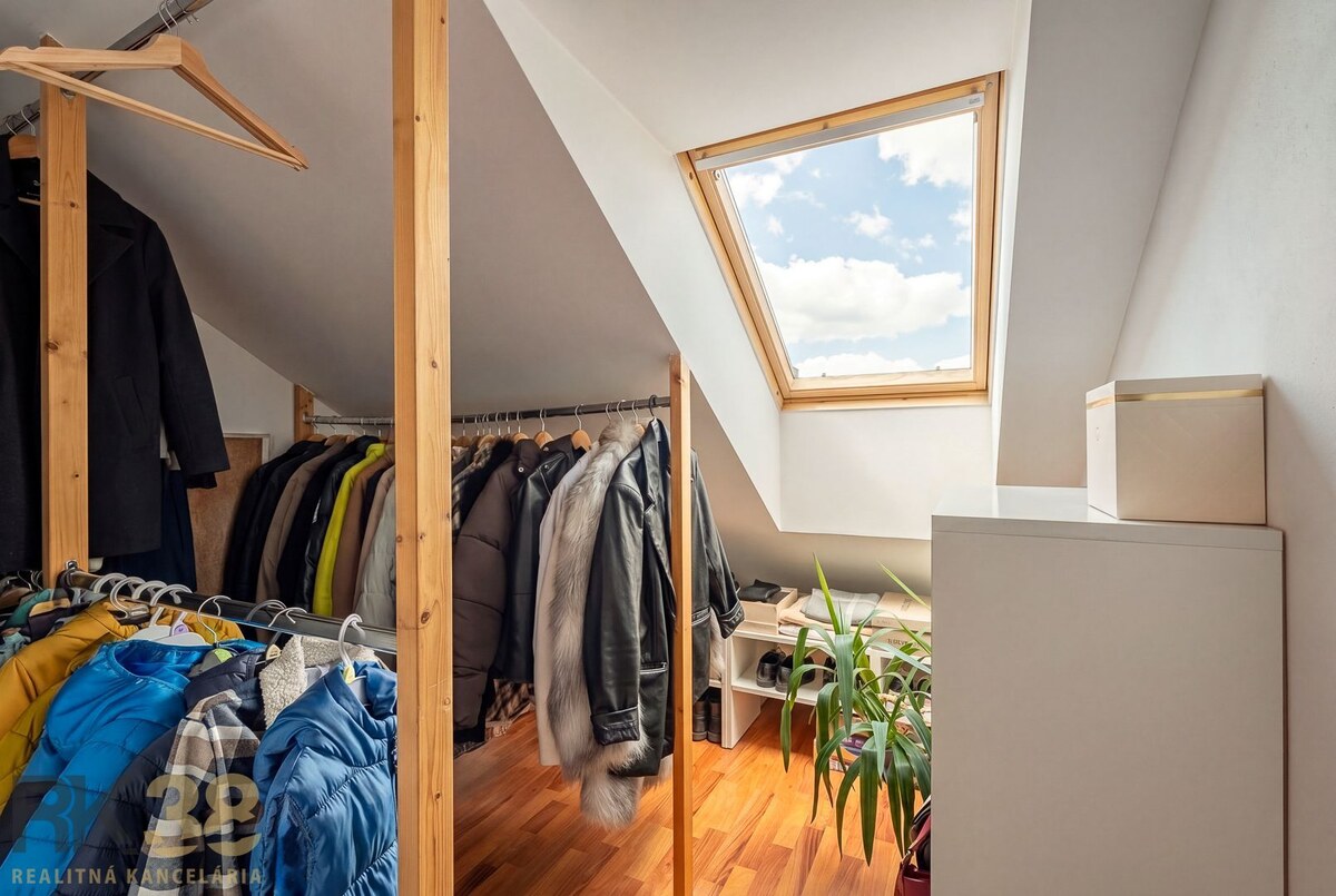 Exkluzívny 3-izbový podkrovný byt s krbom a balkónom — foto 14