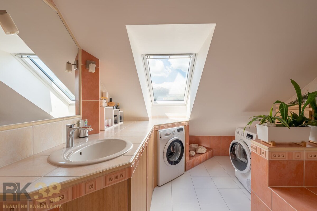 Exkluzívny 3-izbový podkrovný byt s krbom a balkónom — foto 15