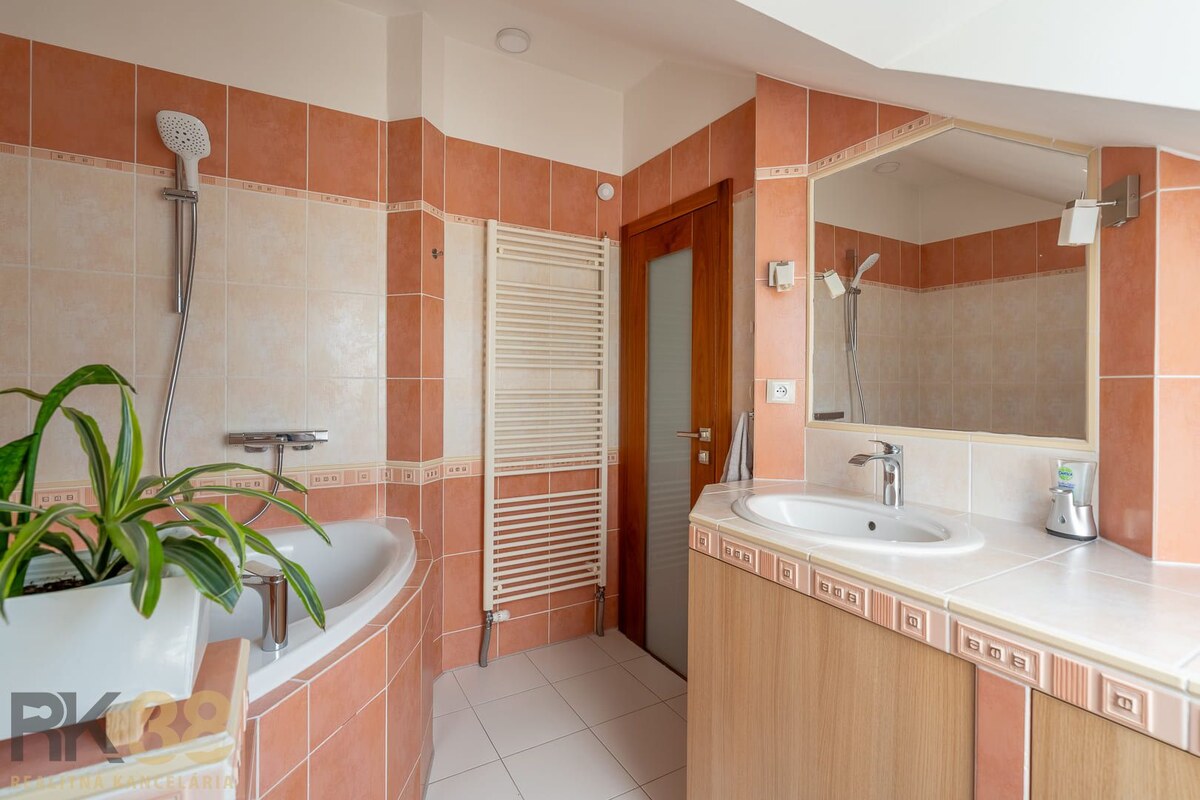 Exkluzívny 3-izbový podkrovný byt s krbom a balkónom — foto 16