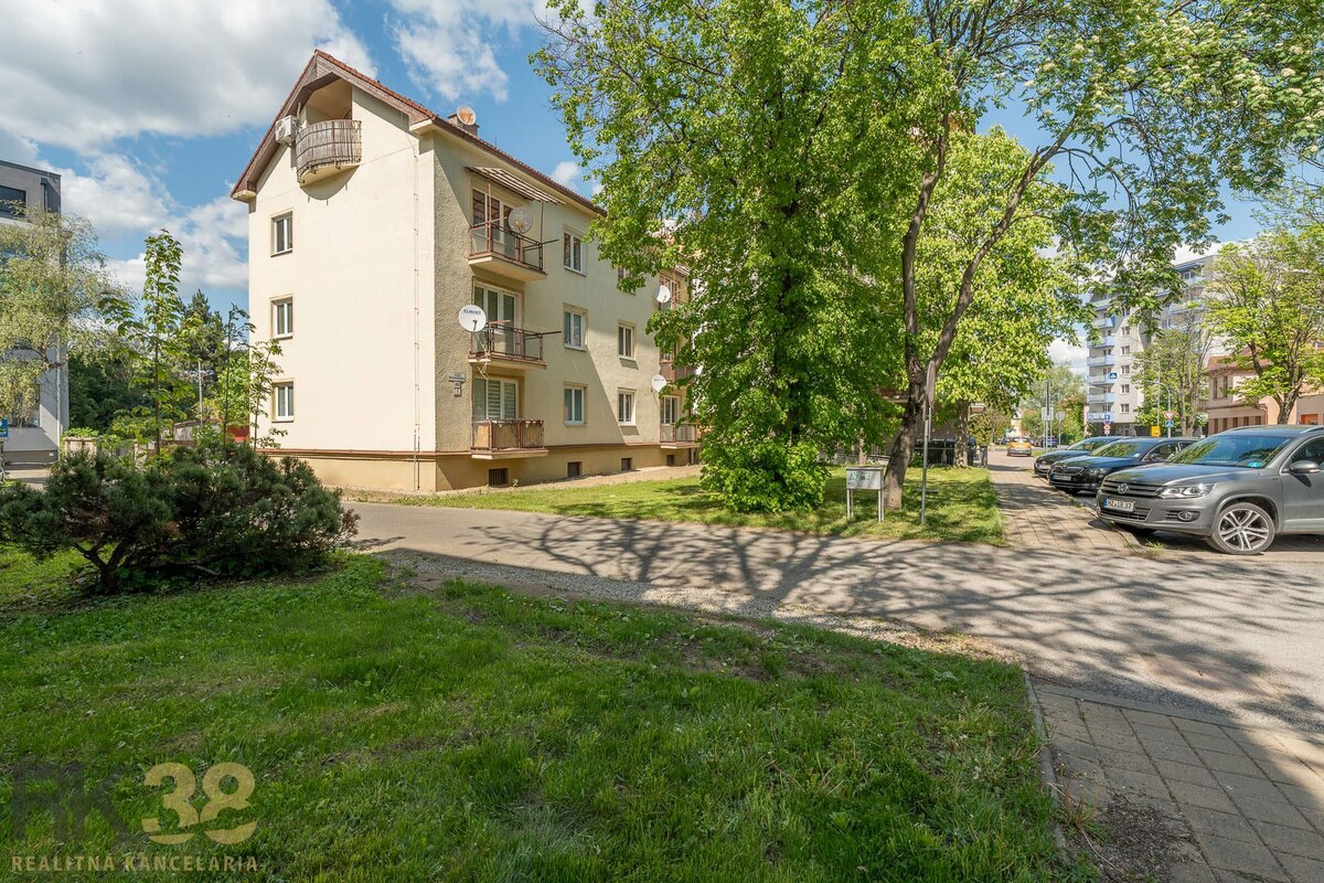 Exkluzívny 3-izbový podkrovný byt s krbom a balkónom — foto 19