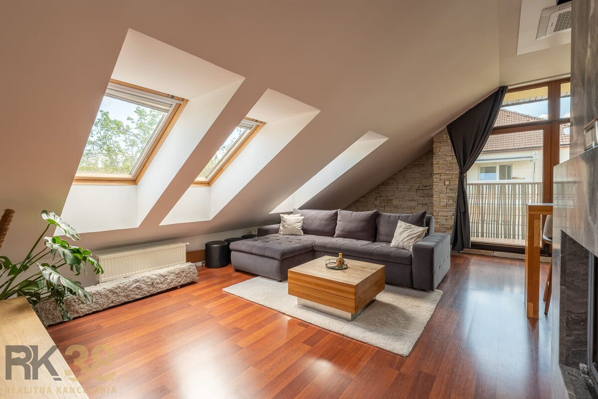 Exkluzívny 3-izbový podkrovný byt s krbom a balkónom — foto 2