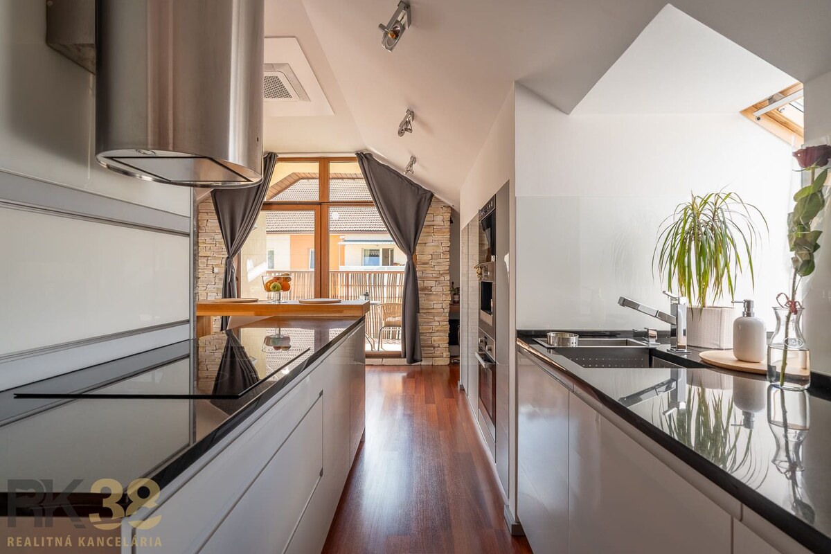 Exkluzívny 3-izbový podkrovný byt s krbom a balkónom — foto 6