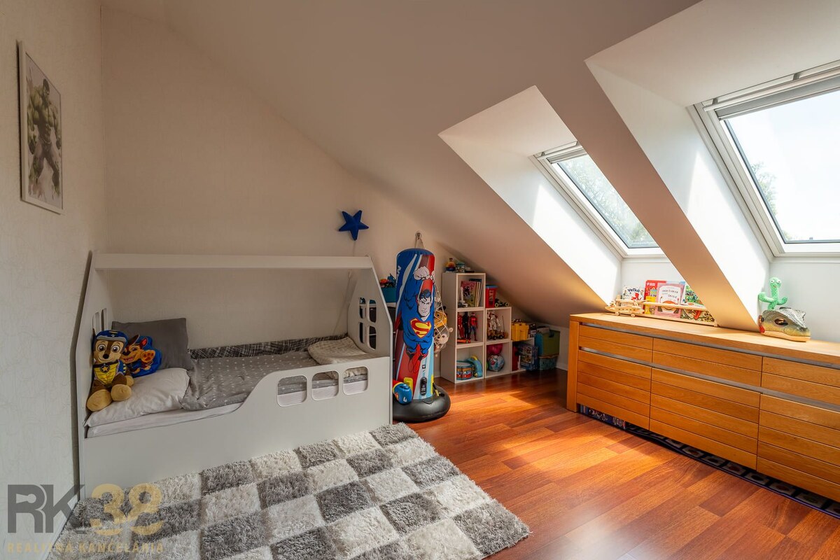 Exkluzívny 3-izbový podkrovný byt s krbom a balkónom — foto 9