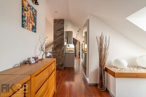Exkluzívny 3-izbový podkrovný byt s krbom a balkónom — foto 12