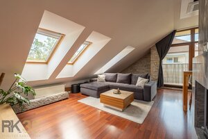 Exkluzívny 3-izbový podkrovný byt s krbom a balkónom — foto 2