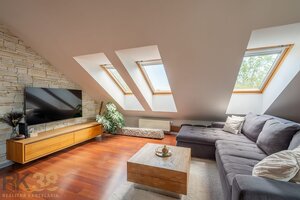 Exkluzívny 3-izbový podkrovný byt s krbom a balkónom — foto 3