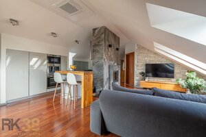 Exkluzívny 3-izbový podkrovný byt s krbom a balkónom — foto 4