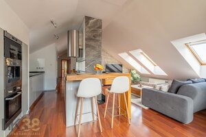Exkluzívny 3-izbový podkrovný byt s krbom a balkónom — foto 5