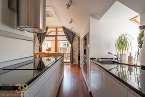 Exkluzívny 3-izbový podkrovný byt s krbom a balkónom — foto 6