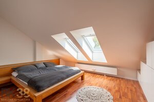 Exkluzívny 3-izbový podkrovný byt s krbom a balkónom — foto 7