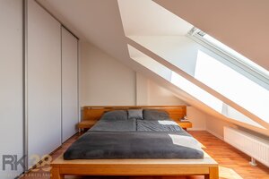 Exkluzívny 3-izbový podkrovný byt s krbom a balkónom — foto 8