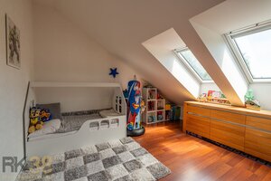 Exkluzívny 3-izbový podkrovný byt s krbom a balkónom — foto 9