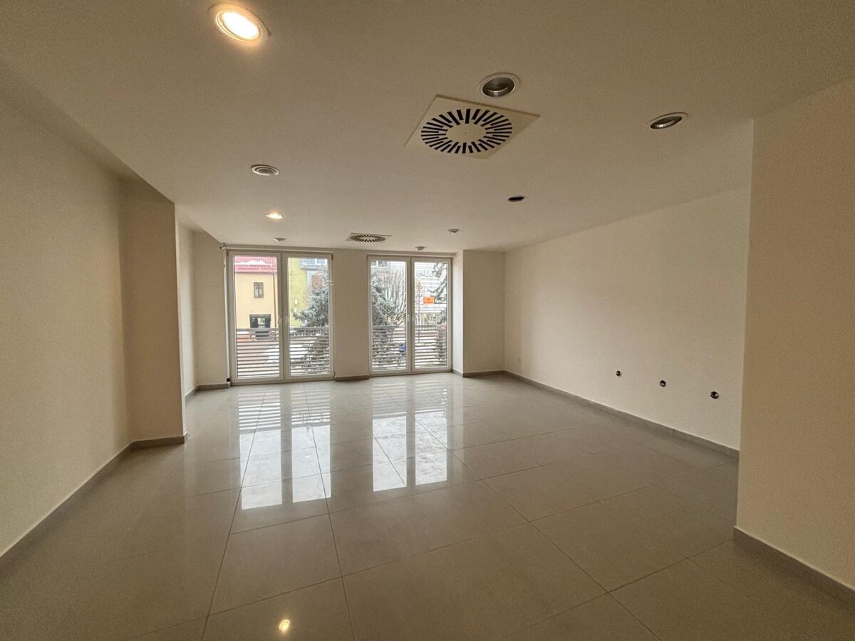 Na prenájom obchodný priestor s výkladom v centre mesta Poprad — foto 4