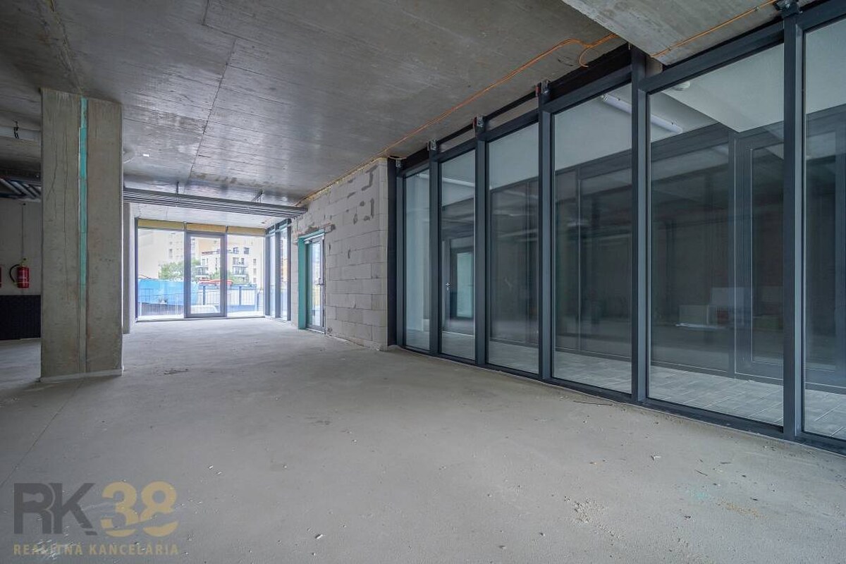 Exkluzívne – Na prenájom obchodné priestory vo Svite, Baťove rezidenci — foto 12