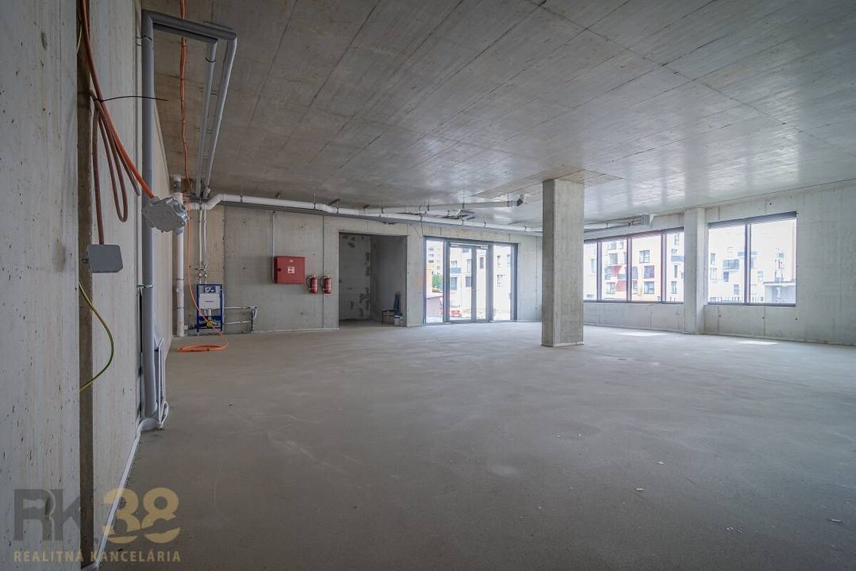Exkluzívne – Na prenájom obchodné priestory vo Svite, Baťove rezidenci — foto 8