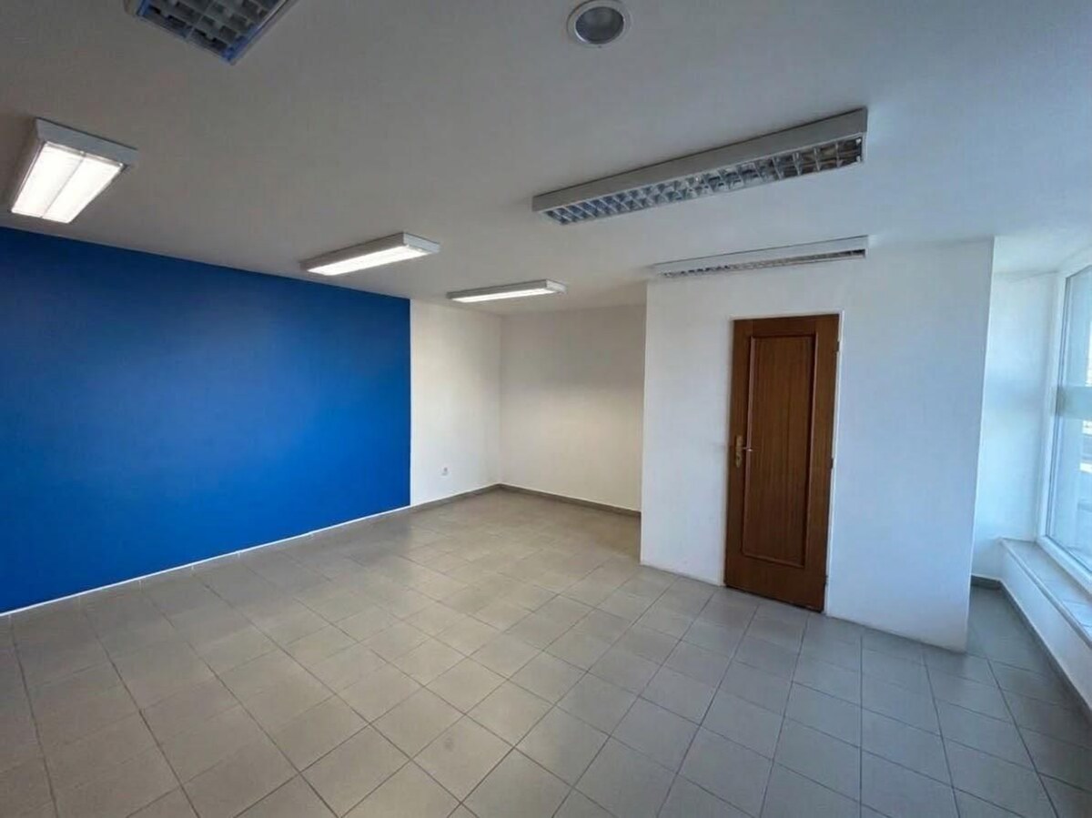 Prenájom praktických kancelárskych priestorov vo výbornej lokalite — foto 16
