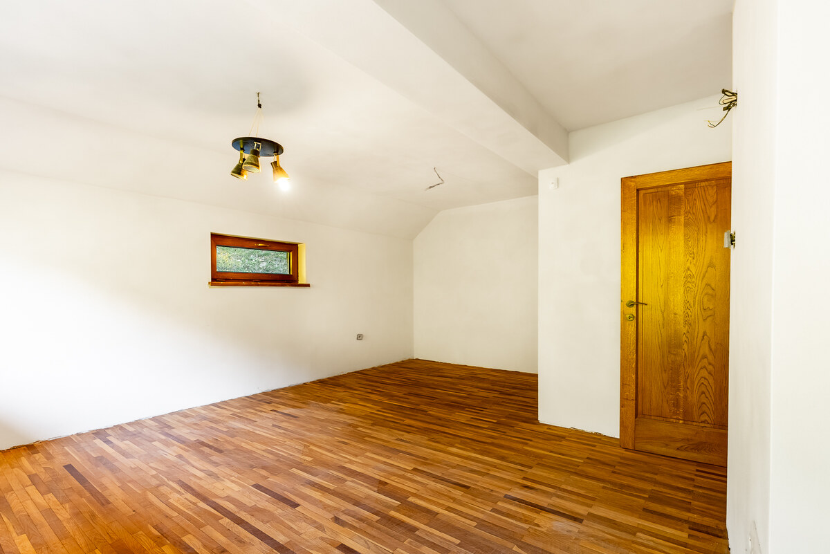 PREDAJ: REKREAČNÝ DOM S POZEMKAMI V OBCI MOŠTENICA — foto 9