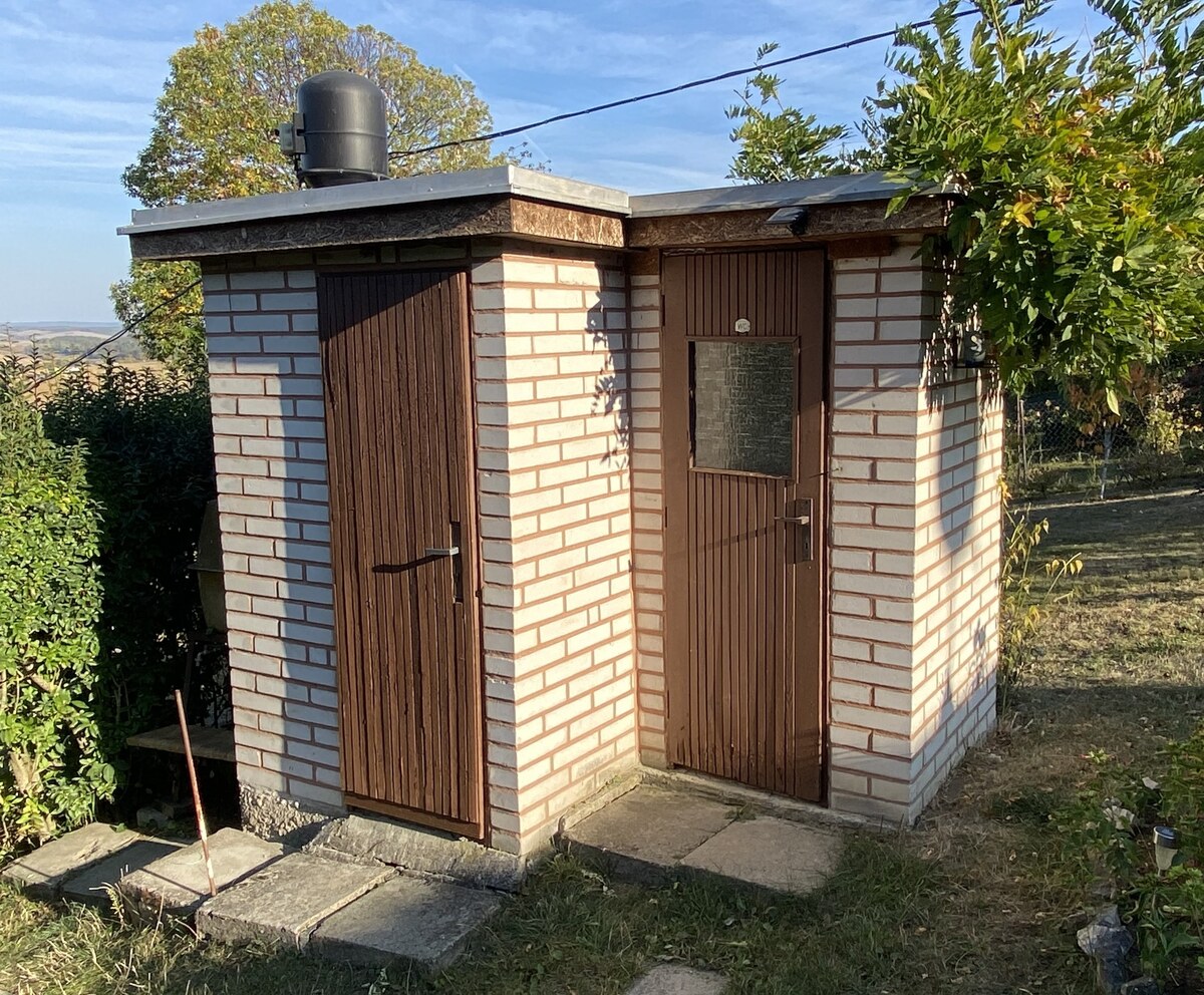 Ponúkame na predaj chatu s peknou záhradou vo Vinici pri Rim. Sobote — foto 11