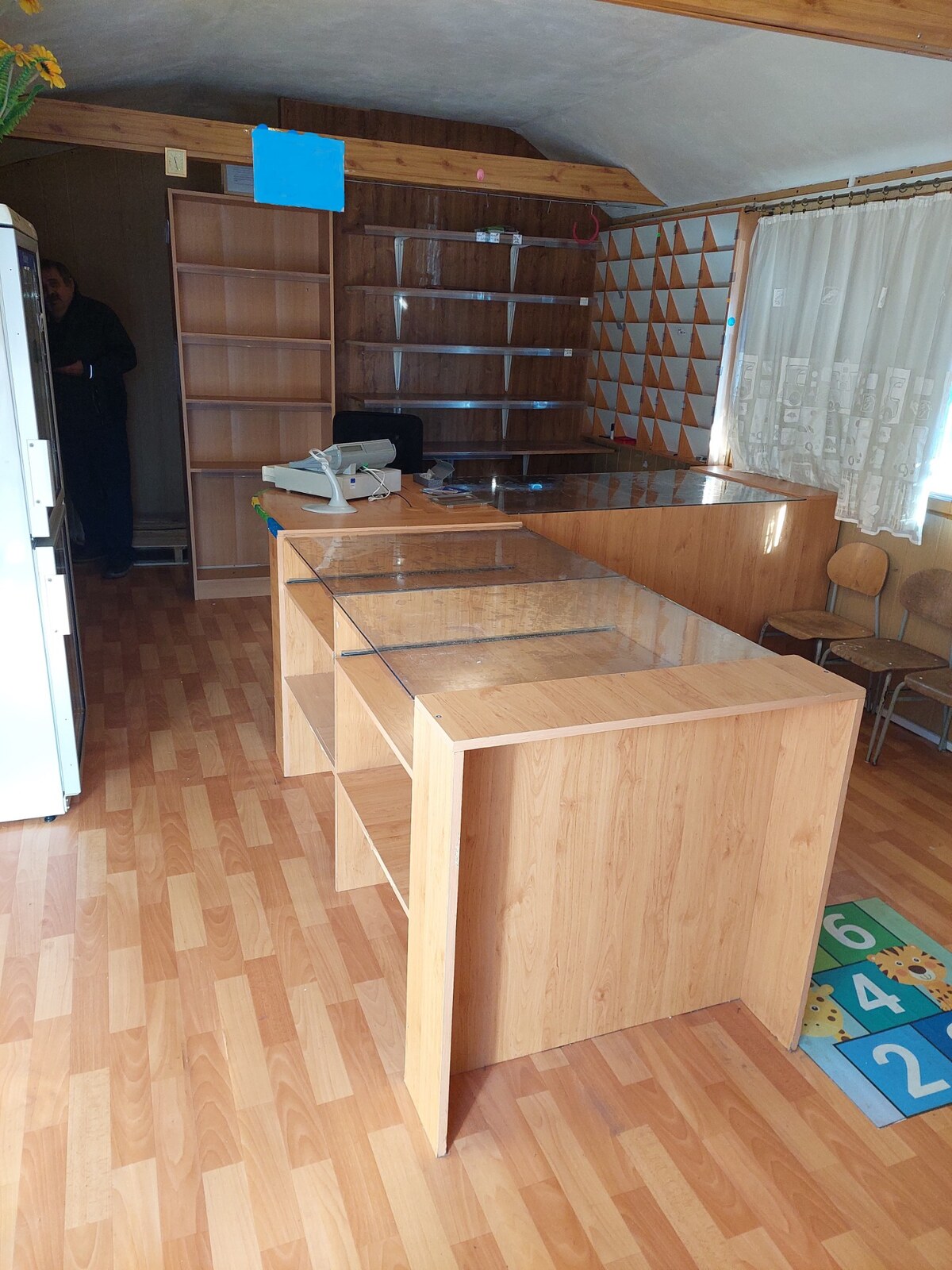 Predajný stánok / bufet (28 m²) – Varín